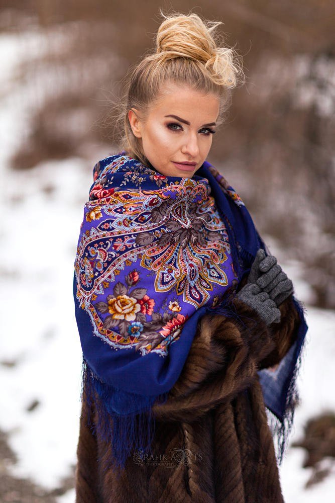 Russian Styled Pavlovo-Posad 80 % Wool Shawl Wrap Silver Silk Fringe 115 cm x115 